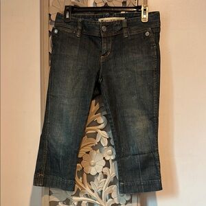 GAP Women's Blue Jean Capris. Adorable buttons on pockets